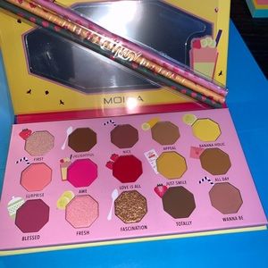 Moira pallette with 15 colors with 3 paper straws